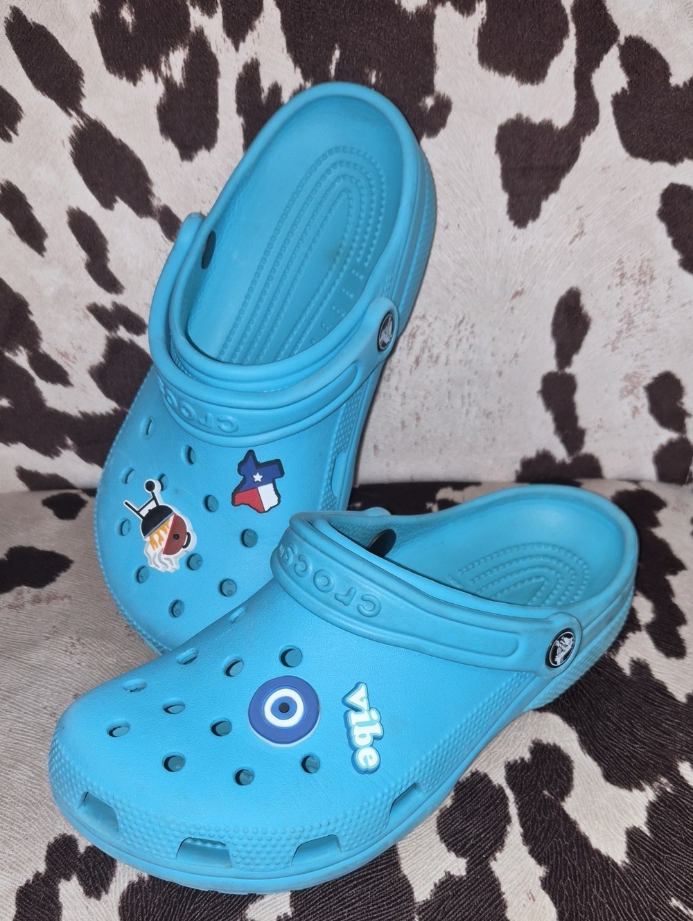 💙🩵Blue Crocs with (4) Decorative Charms